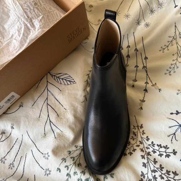 Steve Madden Buzzing Ankle Boot - New with Box - Picture 5 of 6